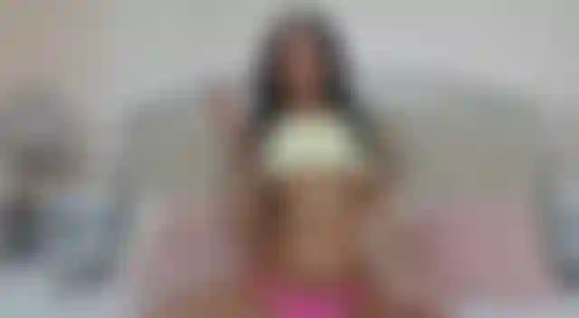 Streaptease sexy et joue avec ma chatte serrée et humide...