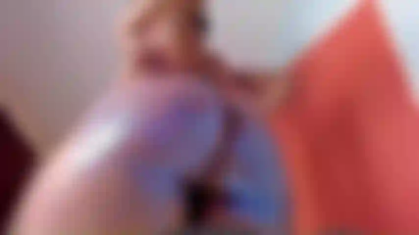 Chevauche un gode avec des paillettes sur mon corps.