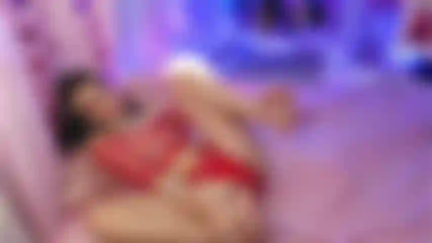 Vidéo très sexy de mon flux en direct : je suis complètement nue et pieds nus, je baise ma chatte serrée insatiable avec un gros gode.