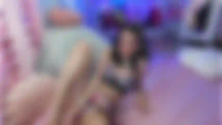 Vidéo de nouvel an très spéciale avec dp ! Ma chatte a tellement besoin de jouir ! Je jouis avec un jouet vibrant mais j'ai hâte de prendre un gode dans mes deux trous serrés. Ahegao deepthroat, beaucoup de propos grossiers et tout ce que vous aimez.