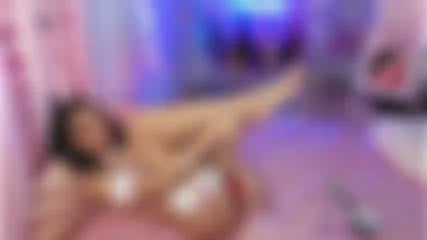 Une strip-teaseuse transparente super sexy et des talons hauts.