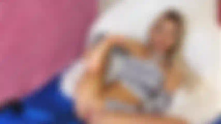 Vidéo fétichisme des pieds : léchage d'orteils et masturbation.