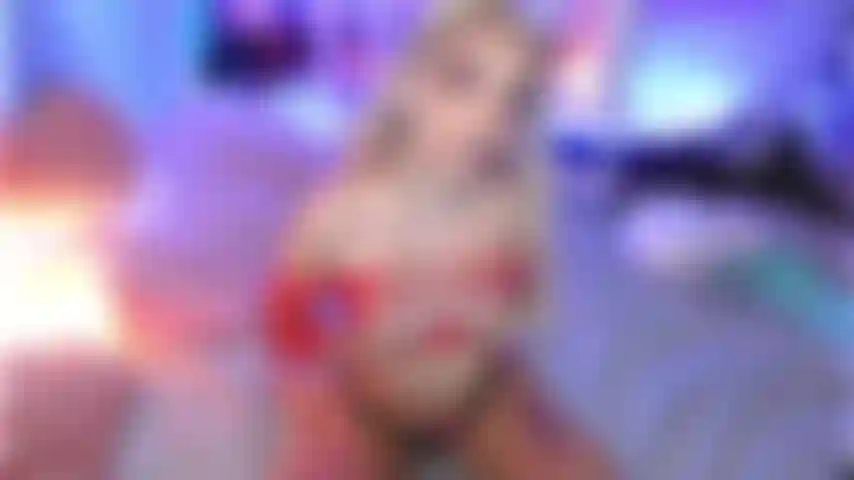 Je chevauche un gode avec un haut en résille rouge, je fais une grimace ahegao et je parle salement. Tu veux jouir en moi ? ;).