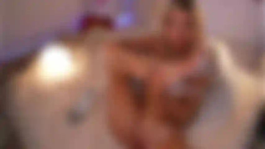 Je baise ma chatte avec un énorme gode.