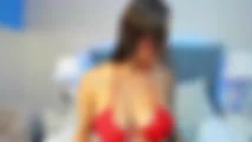 Aux gros seins et à la chatte luxuriante.