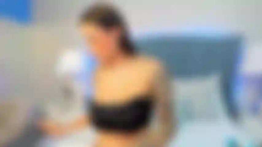 Fais rebondir mon cul dans ta bite tout en regardant mes seins.