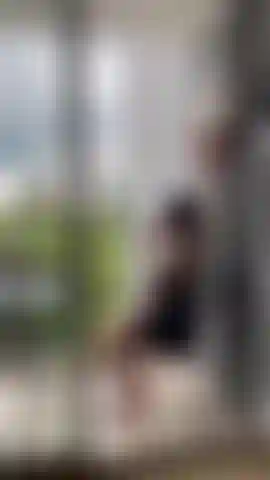 Voyeuse sur le balcon de ma maison.