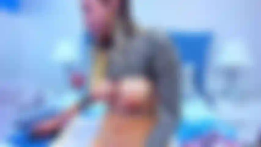 Viens profiter de ma chatte juteuse sous différents angles.