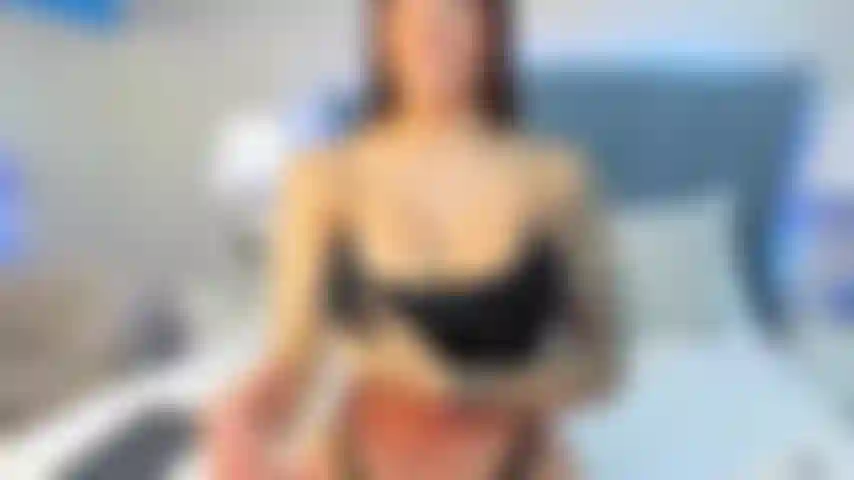 Qui me fait plaisir en mettant le gode dans ma chatte et en le pénétrant ensuite lentement.