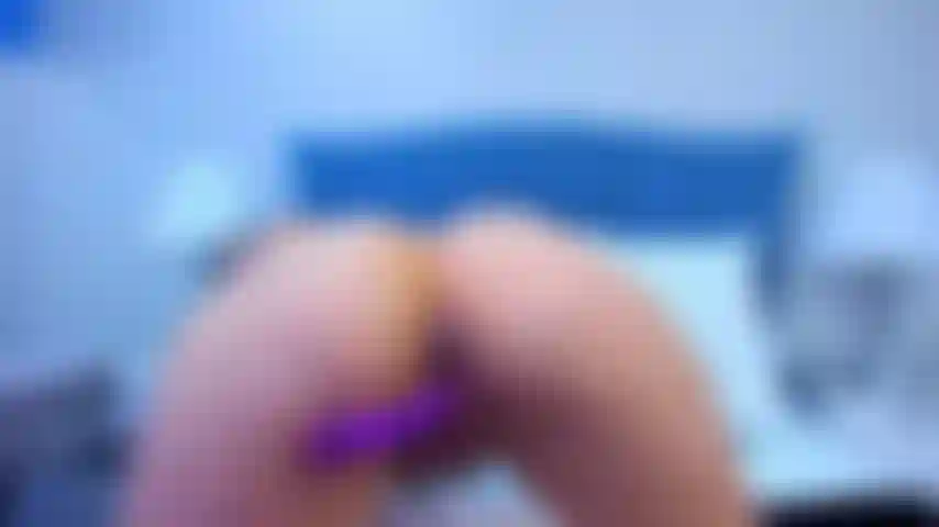 Je stimule mes fesses avec mes doigts et je les insère lentement.