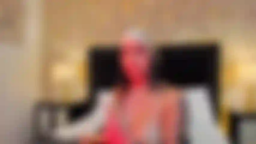 Tu me pénètres jusqu'à l'orgasme, tu me fais agemir de plaisir.