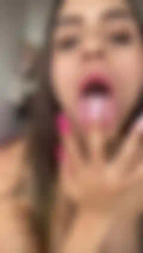 Viens te faire une délicieuse pipe où je vais bien lubrifier ta bite.