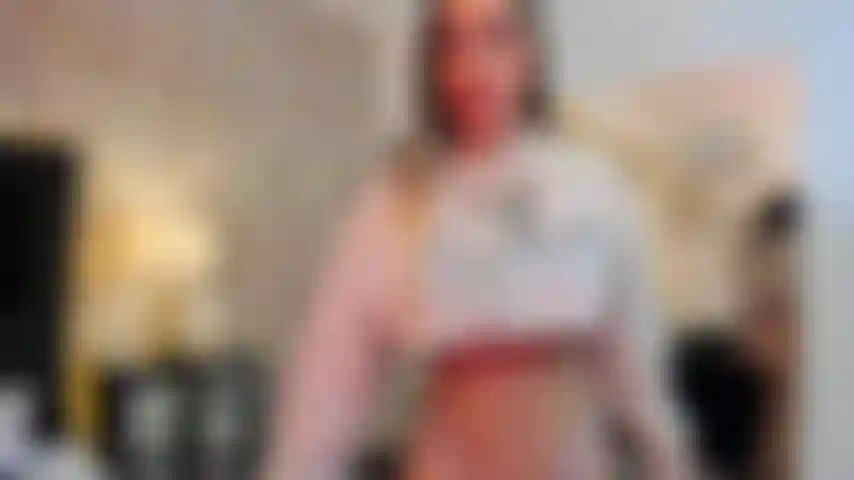 Je fais une bonne strip-teaseuse, je fais rebondir mes seins et je chevauche ta délicieuse bite.