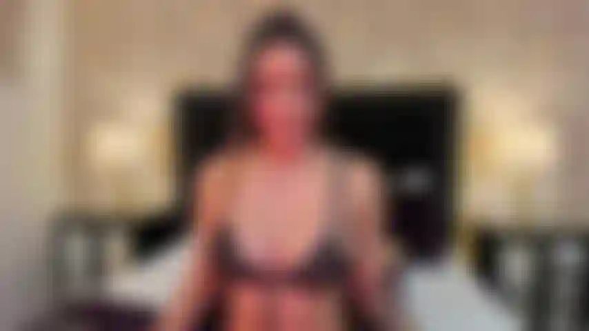 Je montre mon joli cul, tu aimerais voir une sodomie.