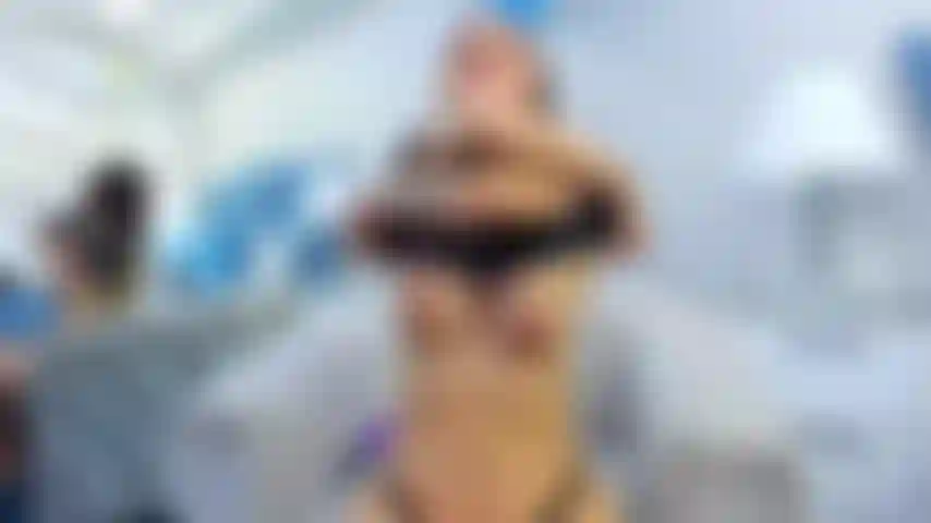 Tu fais vibrer mon jouet pendant que je me déshabille.