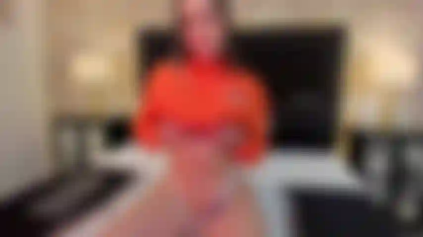 Je caresse mes gros seins et profite de chaque vibration que tu donnes à ma chatte juteuse, j'apprécie beaucoup.