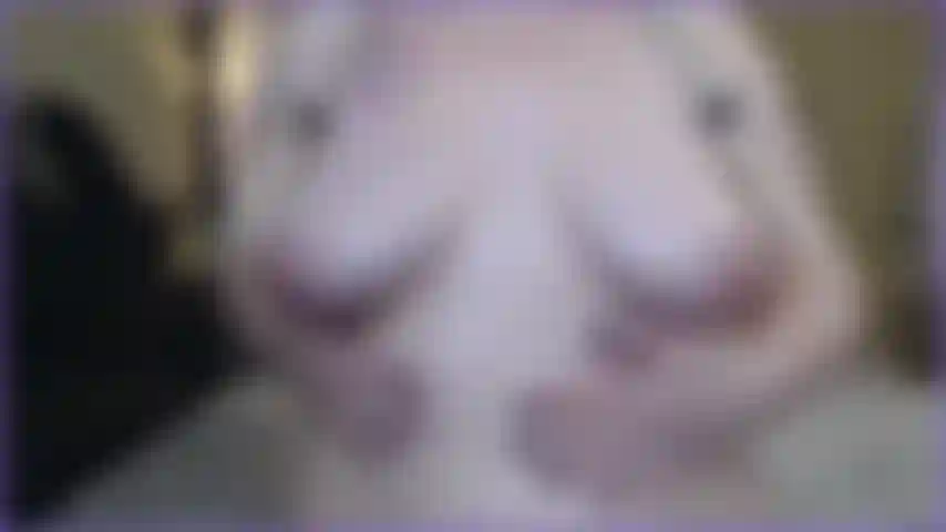 Bbw joue avec sa chatte dégoulinante.