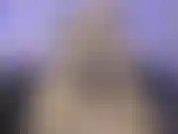 Sara trouve une autre façon d'utiliser le masseur de cou.