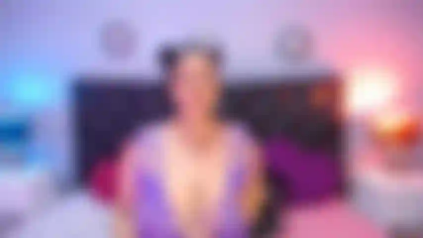 Baise ta bite avec mes seins pendant que tu exploses.