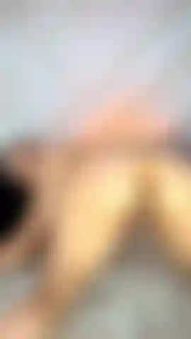 Regarde les jus qui coulent de ma chatte mouillée et crémeuse , pour que tu puisses mettre ta langue 👅 juste là et tout lécher.