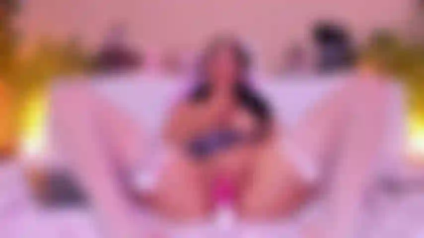 Cette écolière te suce la bite et joue avec ma chatte.