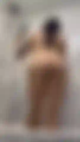 Nue dans la baignoire.