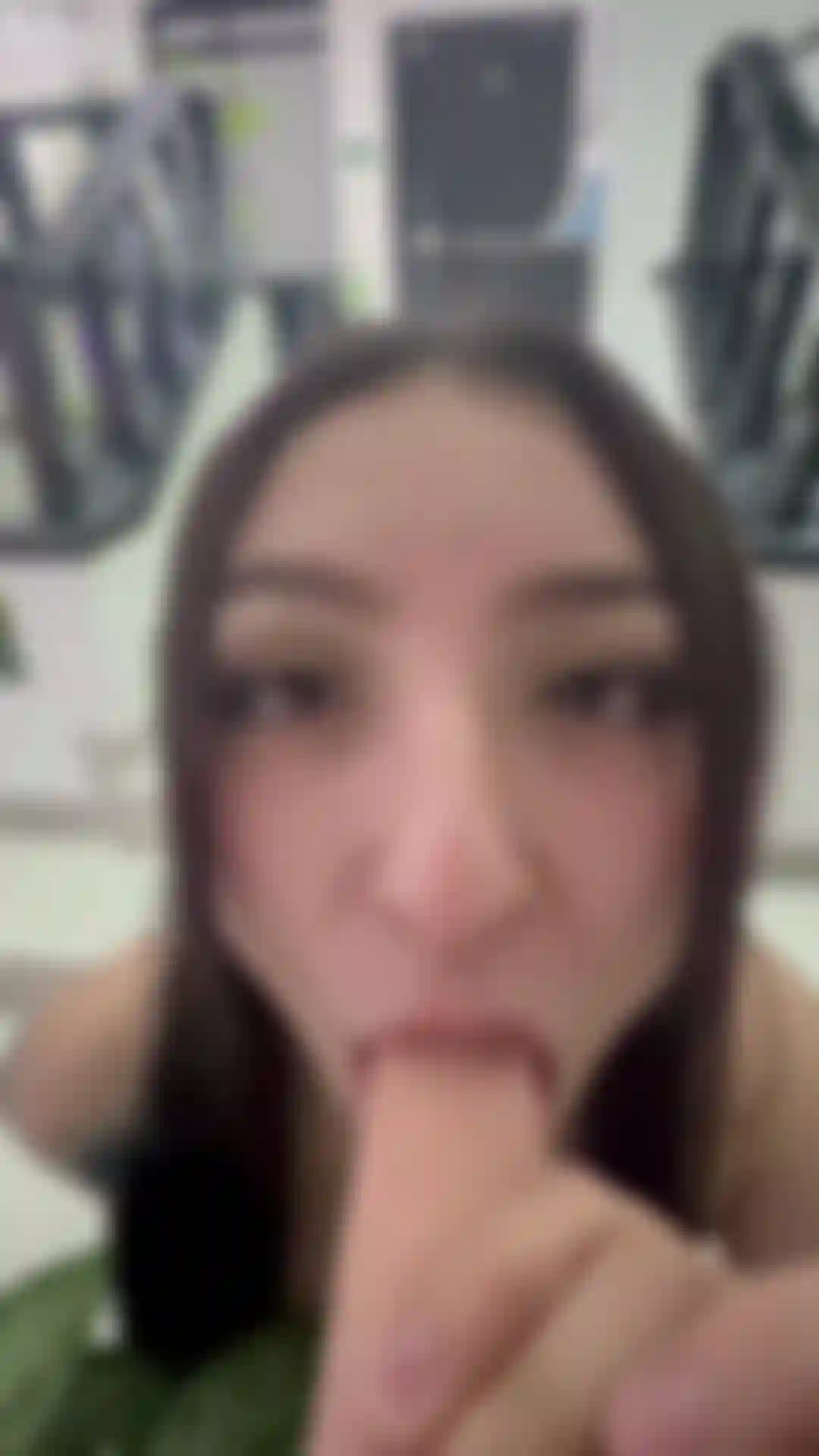 Une bouche coquine qui comble tous tes désirs...
