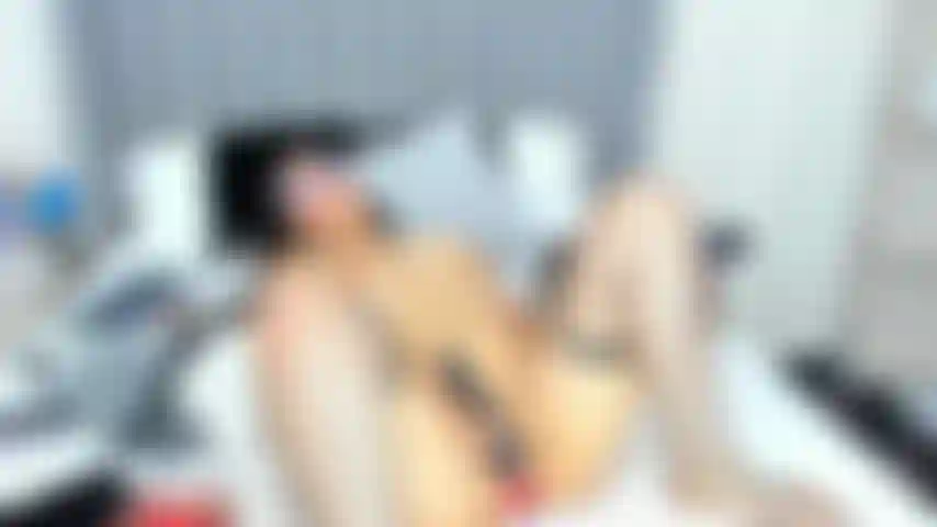 Mon domi 2 vibre exactement là où tu ne peux pas voir, et mes gros seins sont déjà sortis pour toi… je suis tellement mouillée que ça coule le long de mes cuisses, et je n'arrête pas de serrer les jambes parce que c'est trop juteux, trop délicieux… je suis allongée ici avec les tétons durs, la main enroulée autour de mon jouet, et les yeux rivés sur toi tout le temps. Chaque fois que tu écris, je monte d'un niveau.