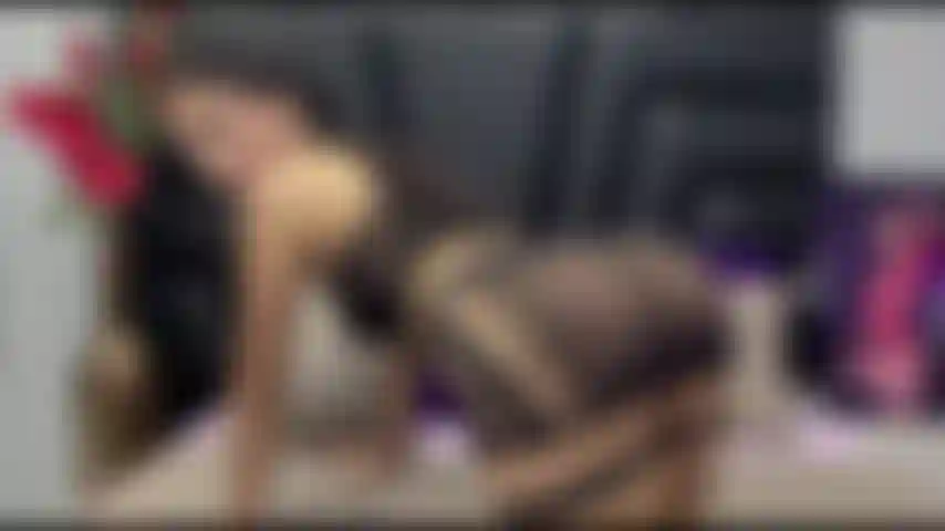 Regarde-moi me baiser le cul avec ma grosse main.