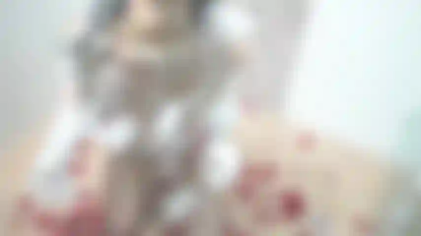 Sarah douche et pétales.