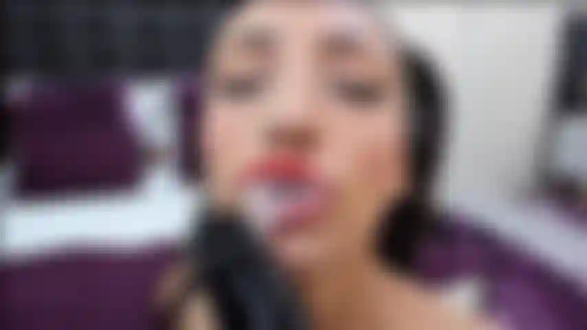 Pipe baveuse à un gode noir.