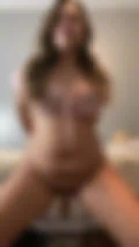 Je chevauche la bite dure de papa.