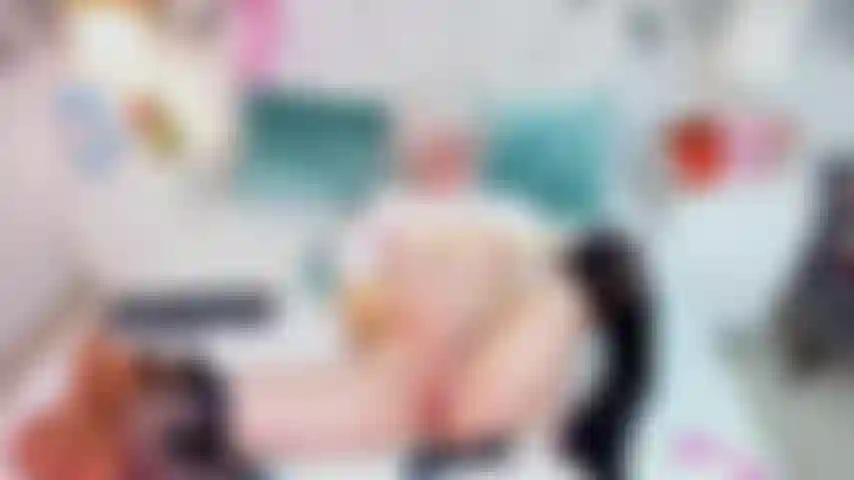 Je fais vibrer ma chatte humide !