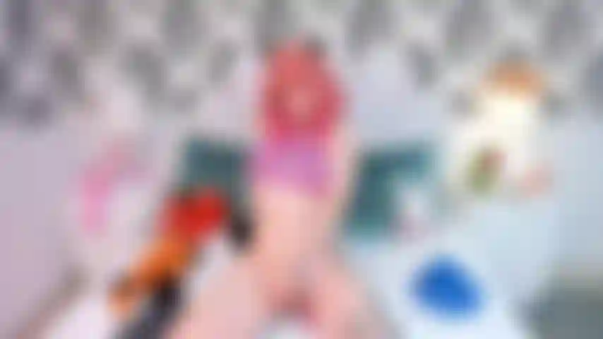 Je joue avec ma petite chatte.