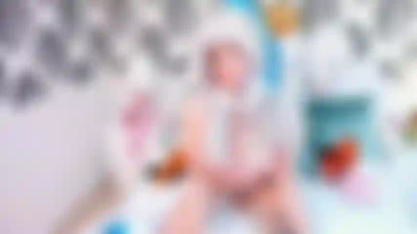 Regarde la petite guraa chevauchant.