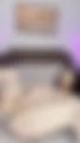 Un plug anal lumineux et une chatte durement baisée !