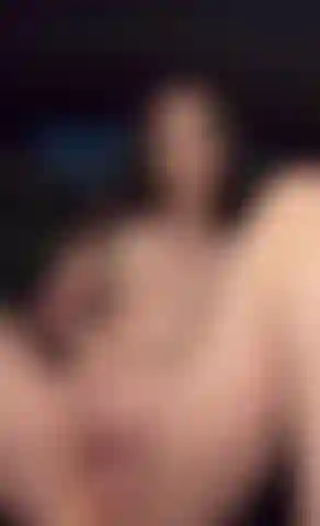 Baise-moi sur le siège arrière de la voiture <3.