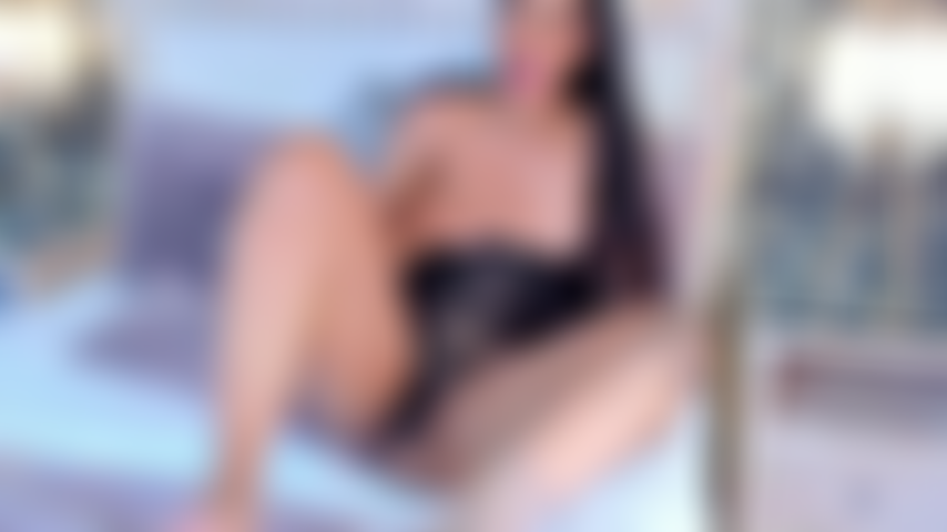 Tu baises ma chatte si bien en ce moment qu'elle est grande ouverte, trempée et serrée autour de ta bite comme si elle ne voulait jamais te laisser partir.