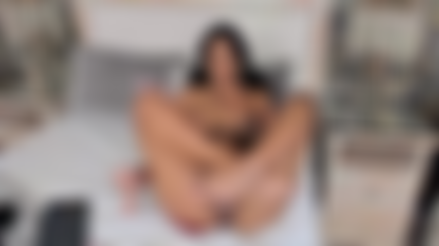 Ma chatte est trempée, j'attends juste que tu me baises profondément et brutalement.