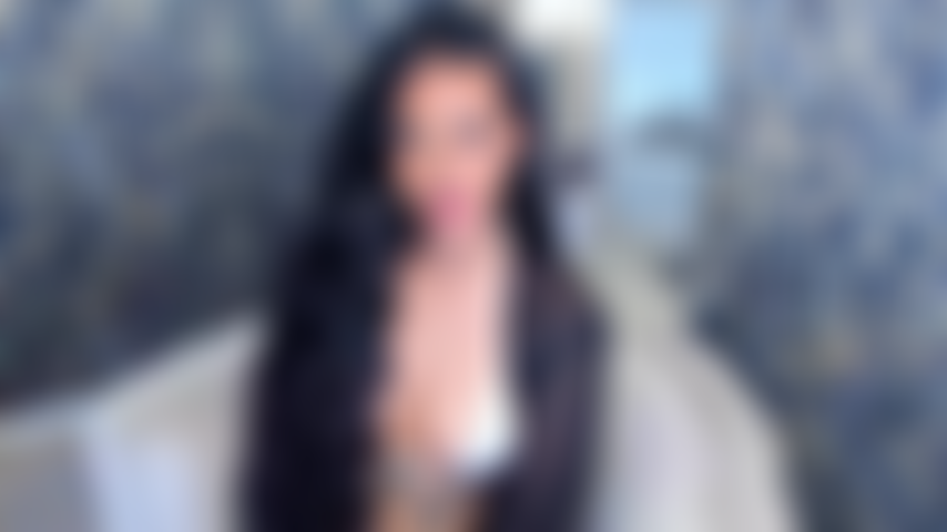 Je veux que tu glisses ta bite dure au fond de ma chatte serrée, que tu sentes chaque centimètre et que tu me baises comme si tu me possédais.