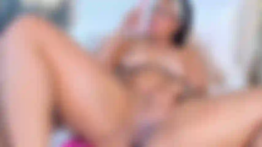 Ma chatte est si juteuse et chaude qu'elle a besoin de toute votre attention.