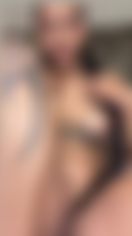 Es-tu capable de me regarder dans les yeux avec mes pieds et ma chatte ouverte devant toi ?