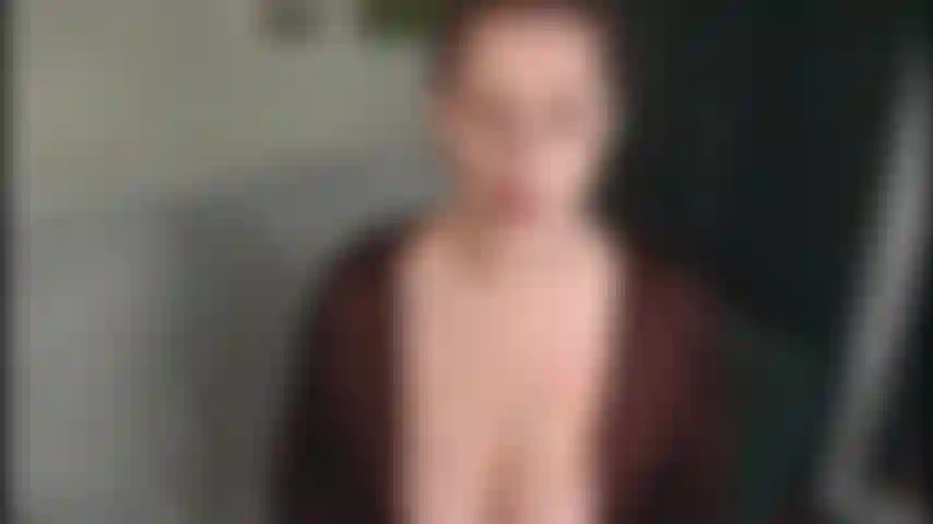 Femdom - secrétaire sexy gagne une promotion.