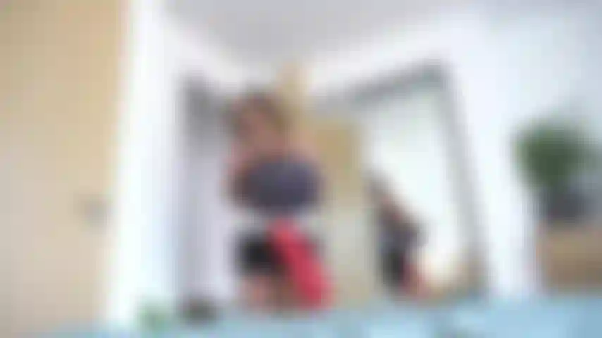 Douce géante - le nouveau petit jouet de la femme de chambre de l'hôtel.