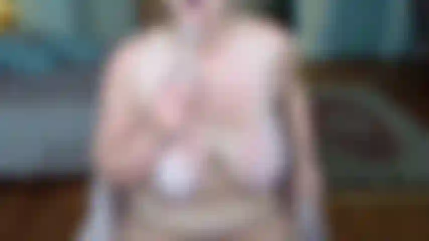 Masturbation - bord avec moi ! Je suis nue et les jambes écartées, je baise mon gode jusqu'à ce que je jouisse fort - gros seins bbw courbes sasha.