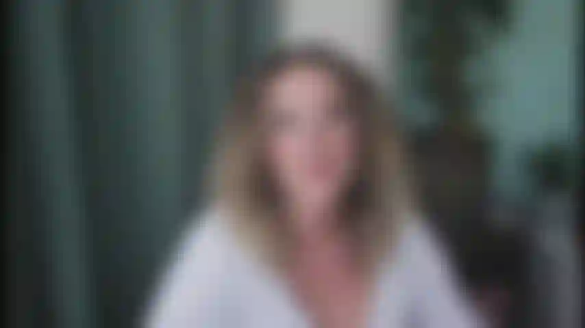 Dominatrice - une collègue salope vous apprend comment les hommes peuvent avoir des orgasmes multiples en drainant vos couilles.