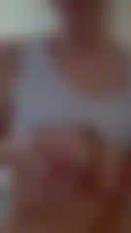 Je trait mes seins jusqu'à ce qu'ils coulent jusqu'à ma chatte charnue.