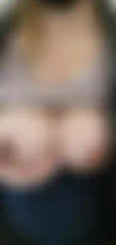 Regarde-moi traire mes gros seins remplis de colostrum.