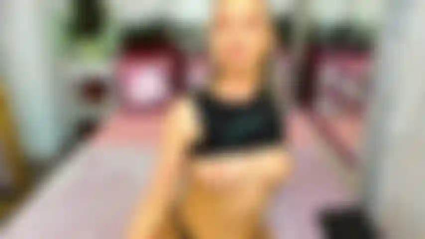 Vous montrant mon cul sexy et me touchant en levrette.