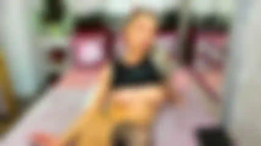 Je me frotte la chatte à travers ma culotte avec mes seins dehors.